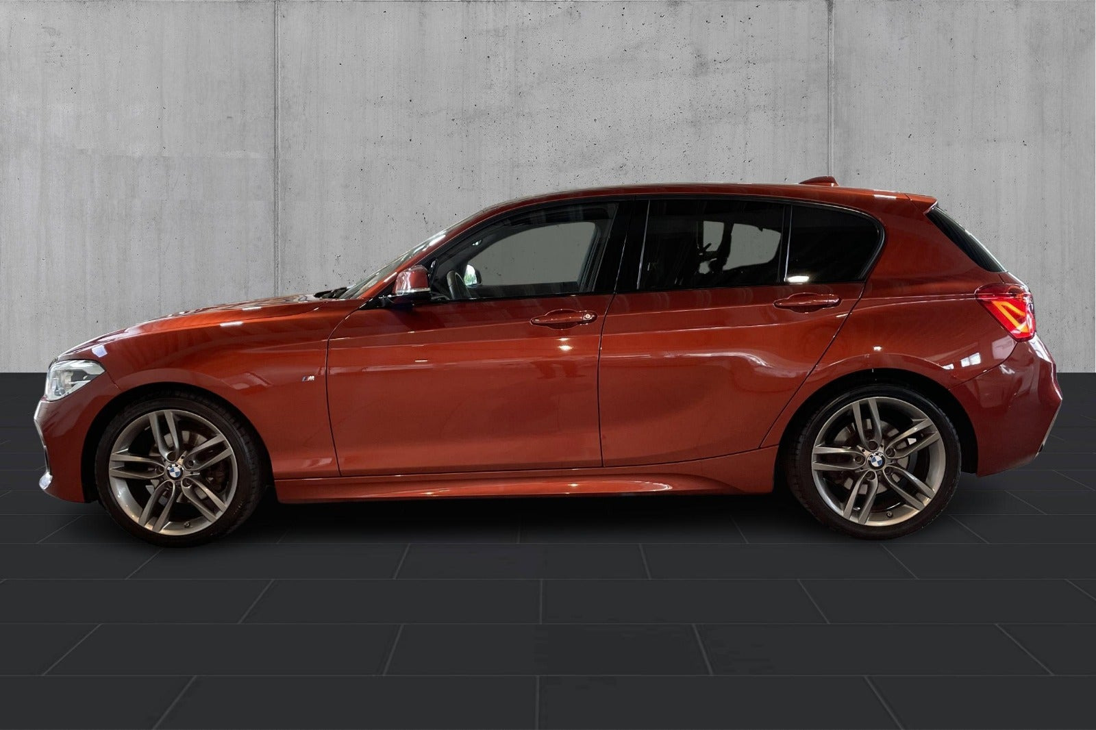 Orange BMW 120i fra 2019