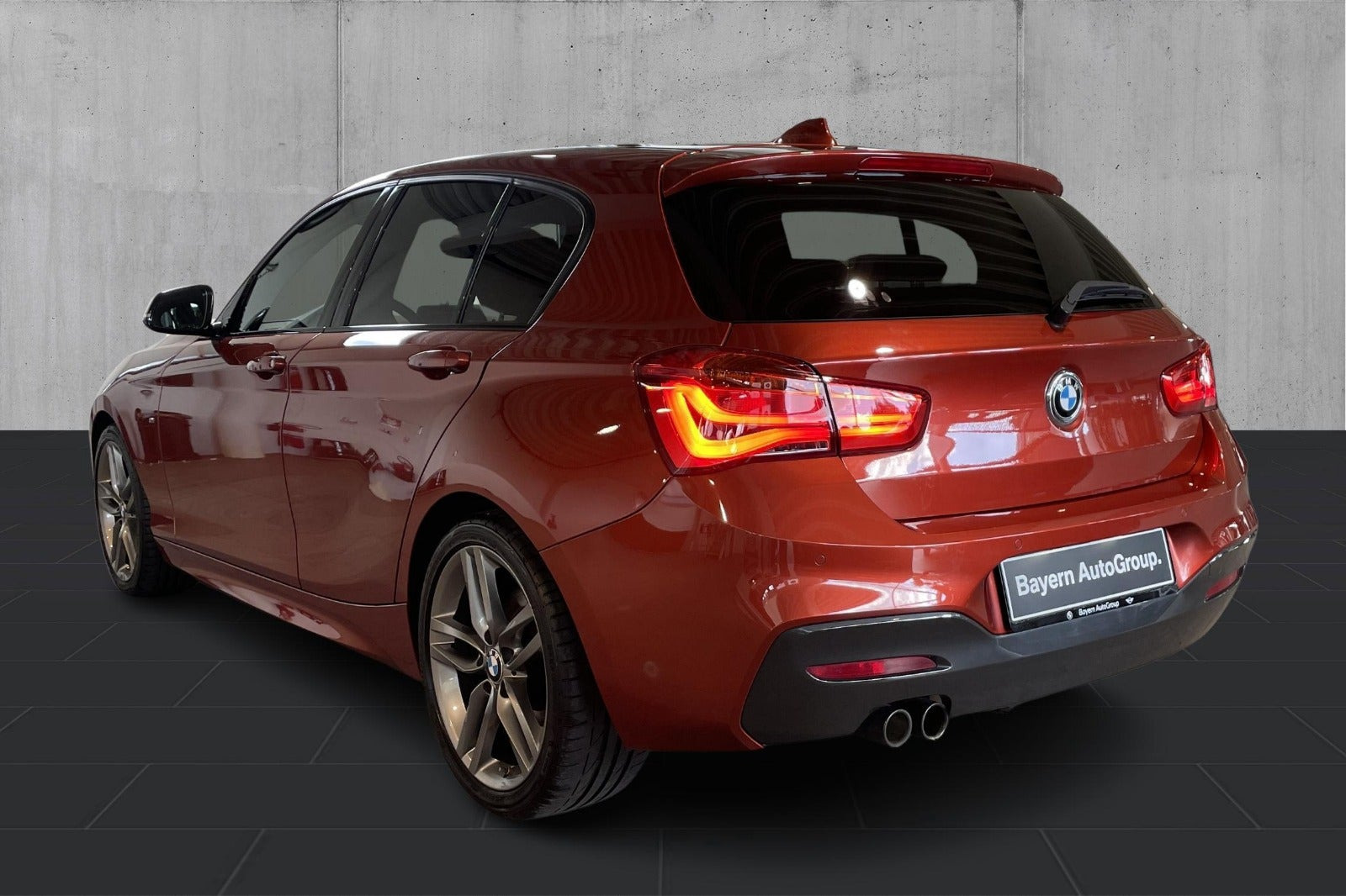 Orange BMW 120i fra 2019