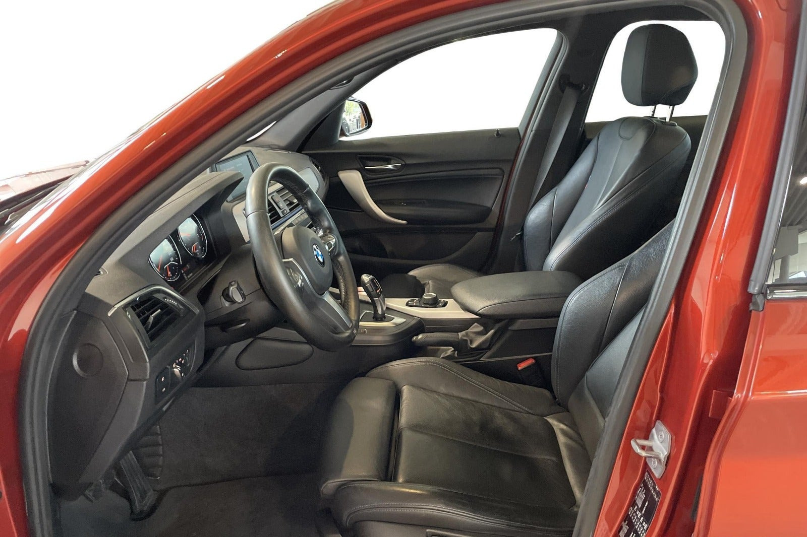 Orange BMW 120i fra 2019