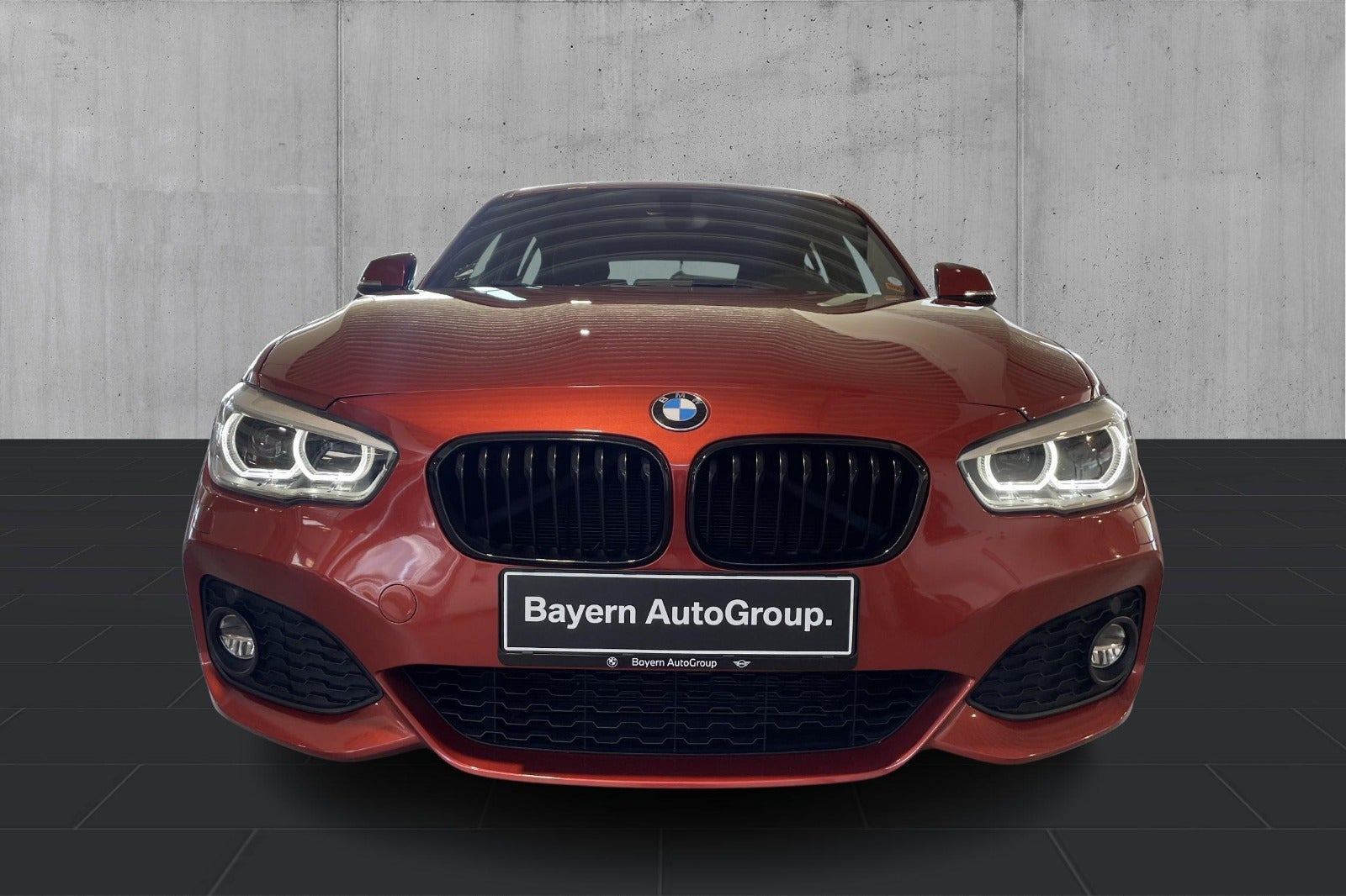 Orange BMW 120i fra 2019