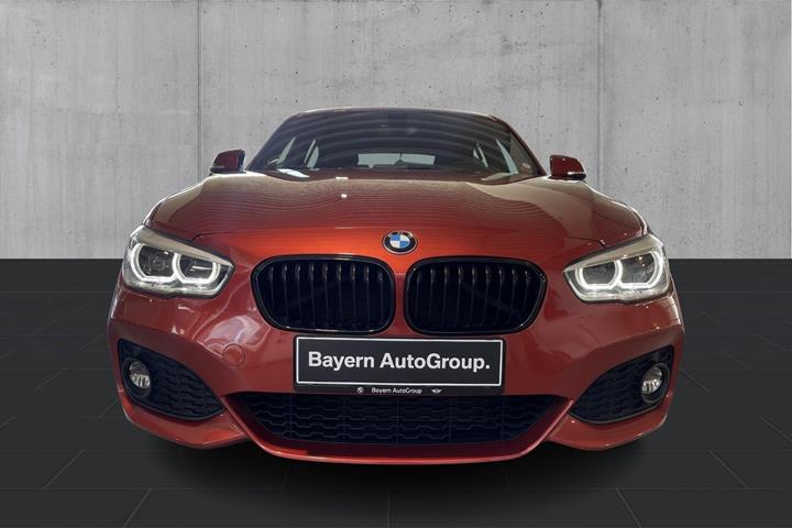 Orange BMW 120i fra 2019