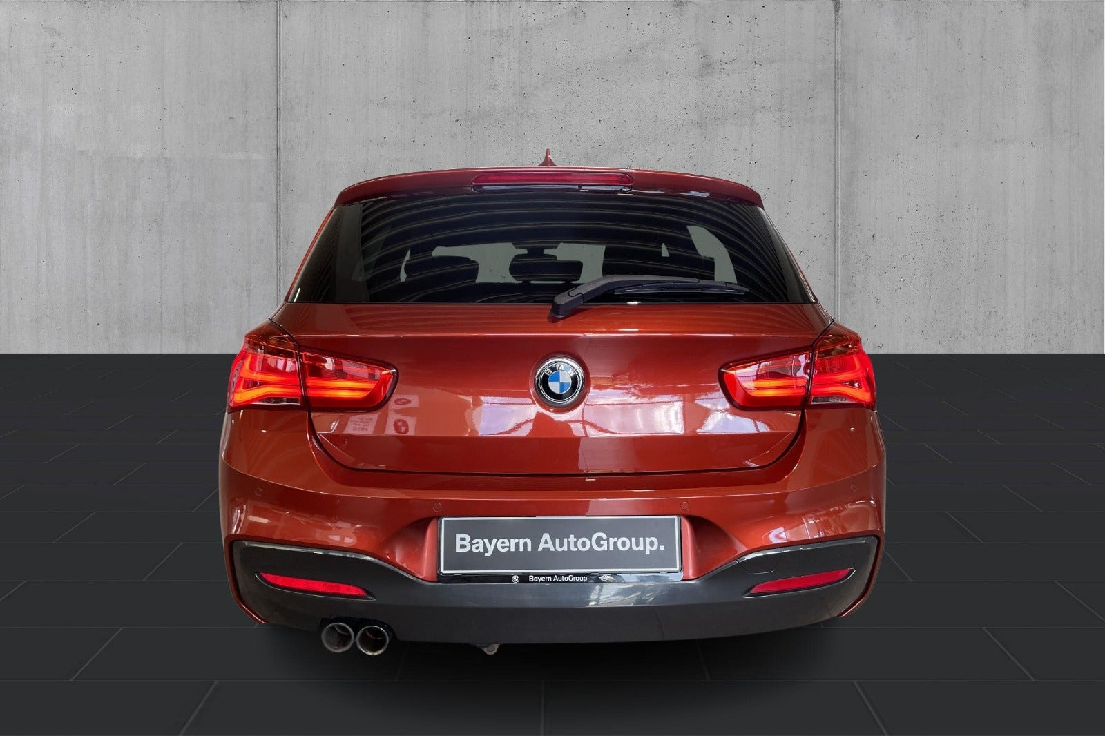 Orange BMW 120i fra 2019