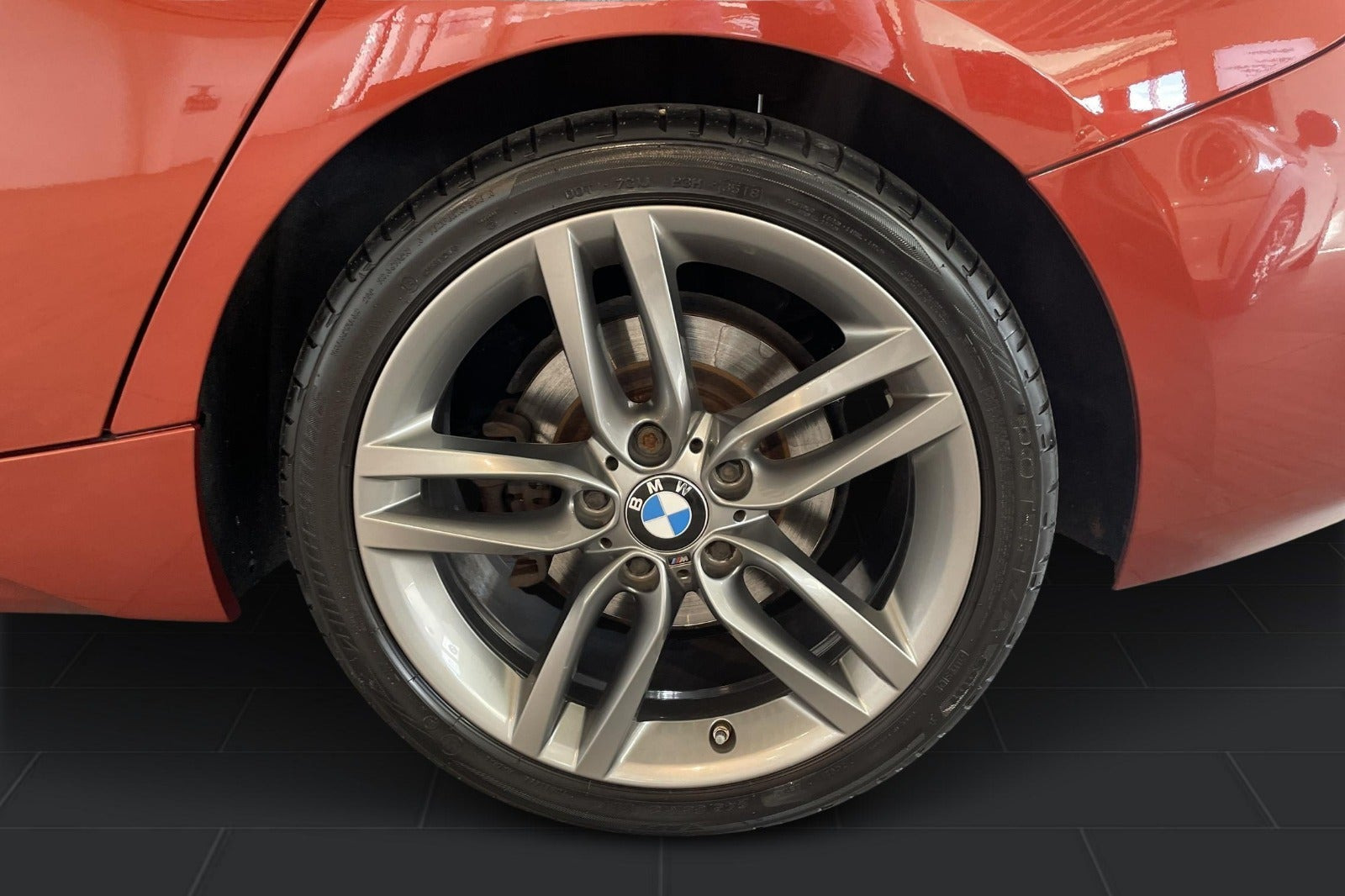 Orange BMW 120i fra 2019