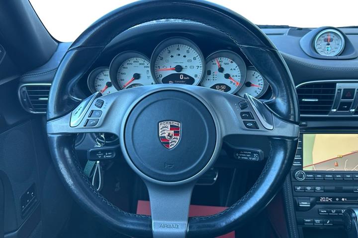 Gul Porsche 911 Carrera 4S fra 2009