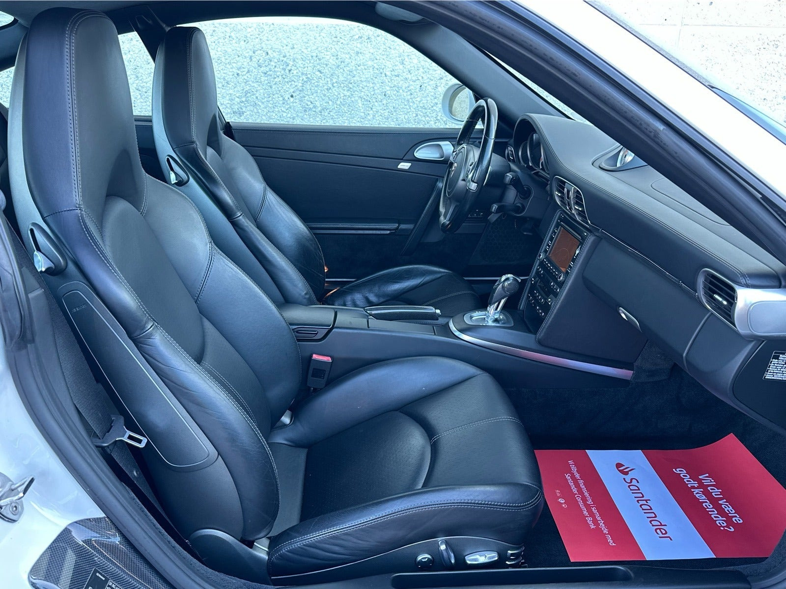 Gul Porsche 911 Carrera 4S fra 2009