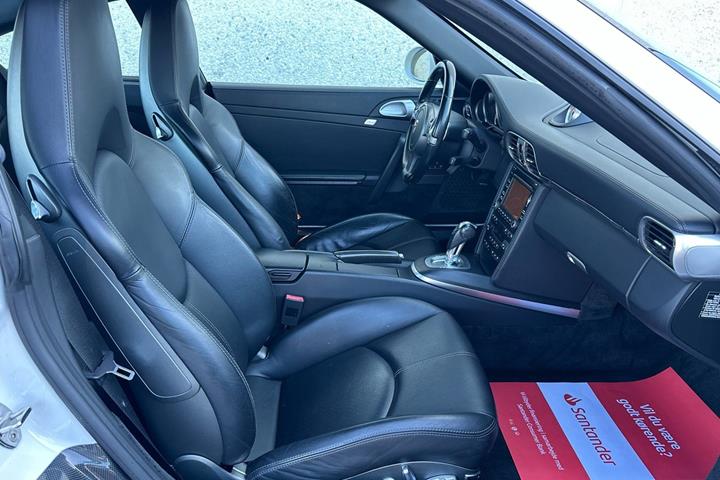 Gul Porsche 911 Carrera 4S fra 2009