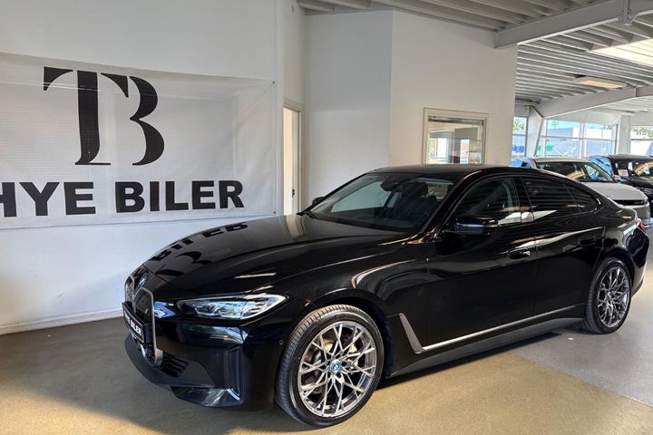 Sort BMW i4 fra 2024 set udefra