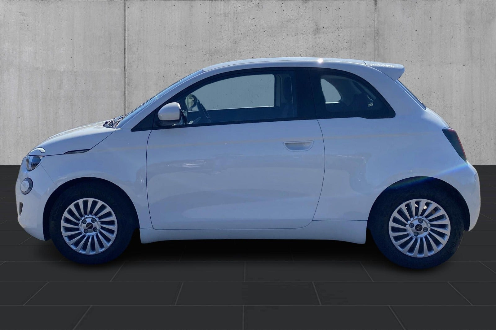 Hvid Fiat 500e fra 2023