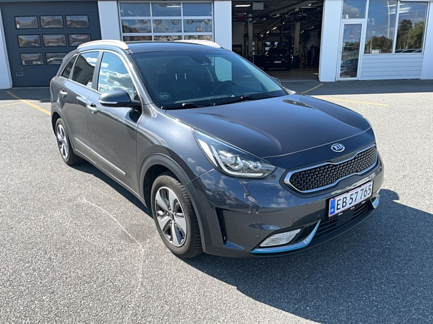 Grå Kia Niro fra 2019