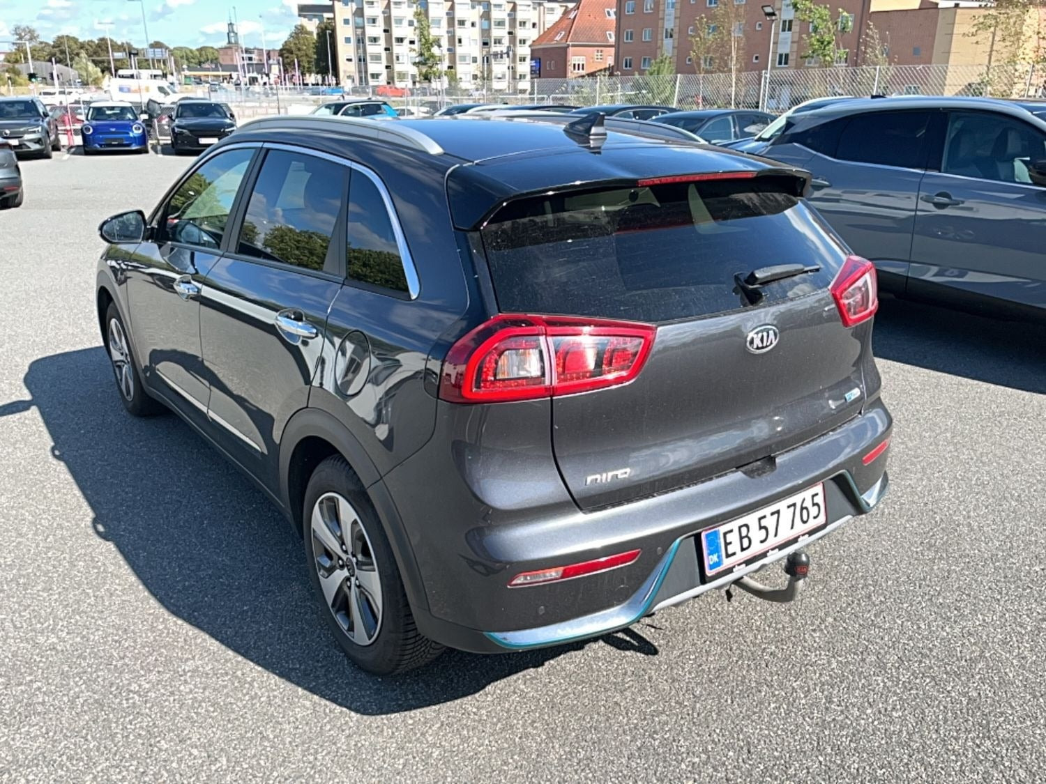 Grå Kia Niro fra 2019