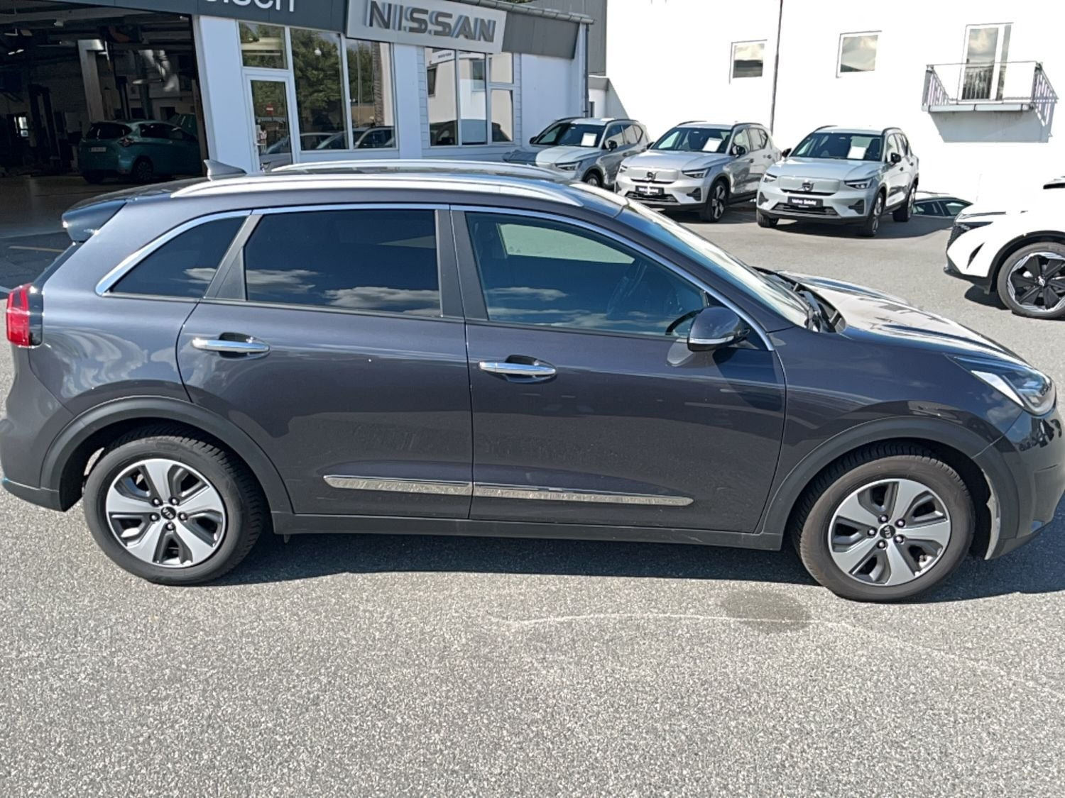 Grå Kia Niro fra 2019