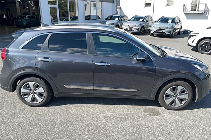 Grå Kia Niro fra 2019