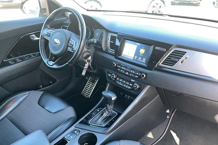 Grå Kia Niro fra 2019