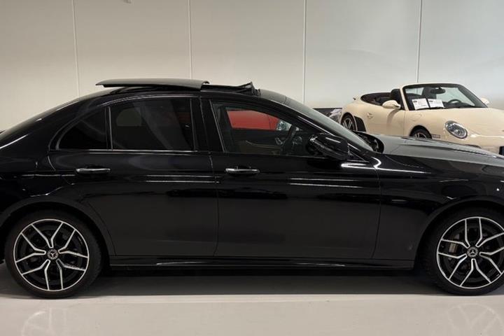 Sort Mercedes E300 de fra 2021