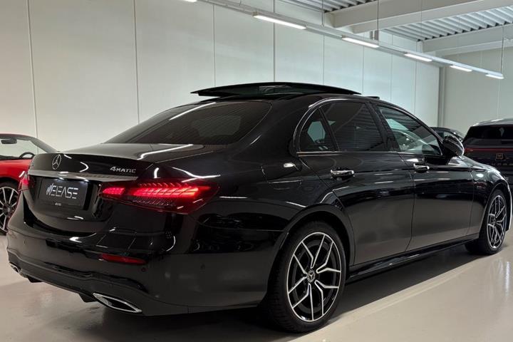 Sort Mercedes E300 de fra 2021