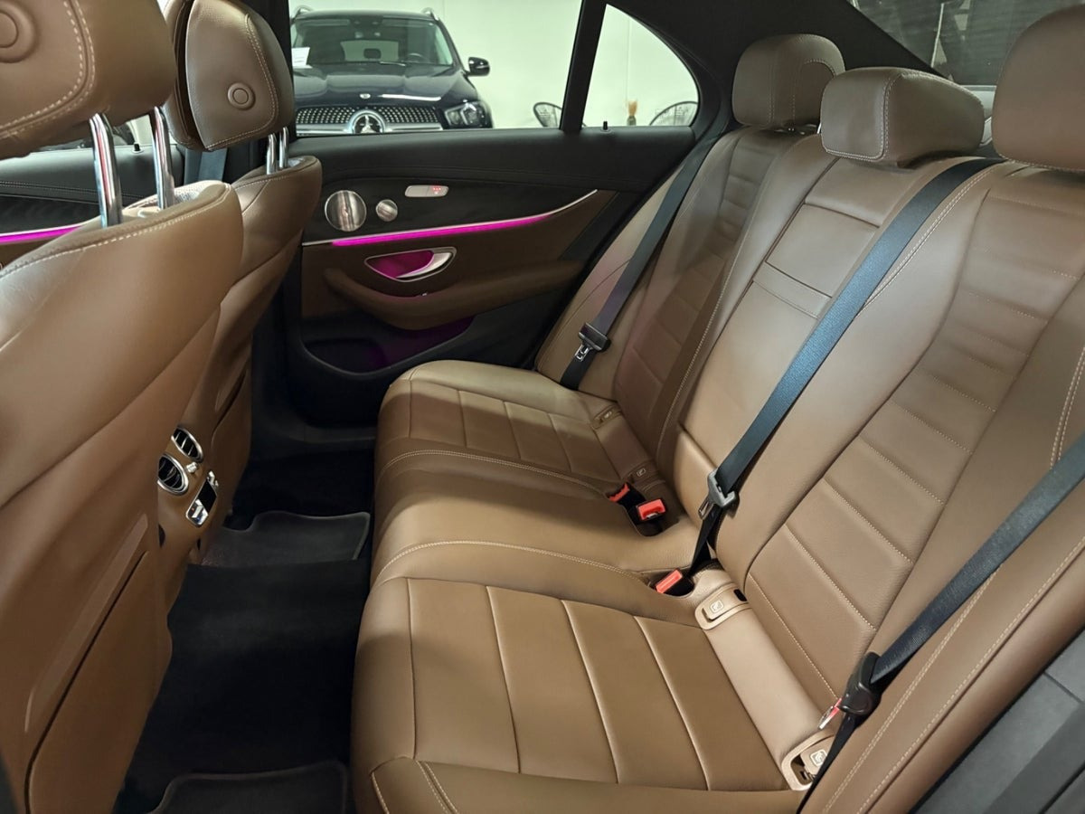 Sort Mercedes E300 de fra 2021