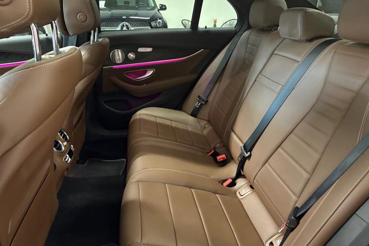 Sort Mercedes E300 de fra 2021