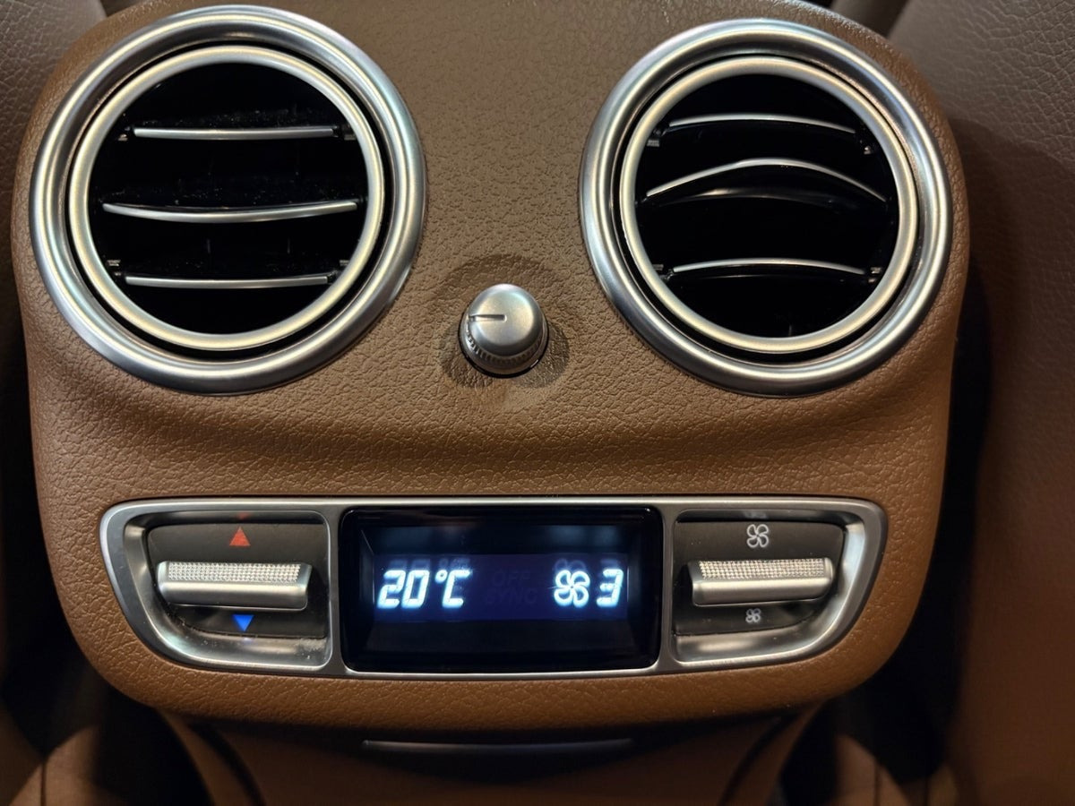 Sort Mercedes E300 de fra 2021