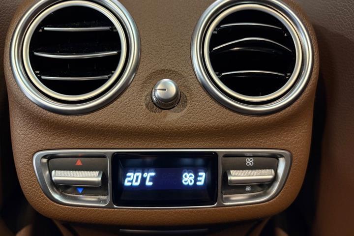 Sort Mercedes E300 de fra 2021