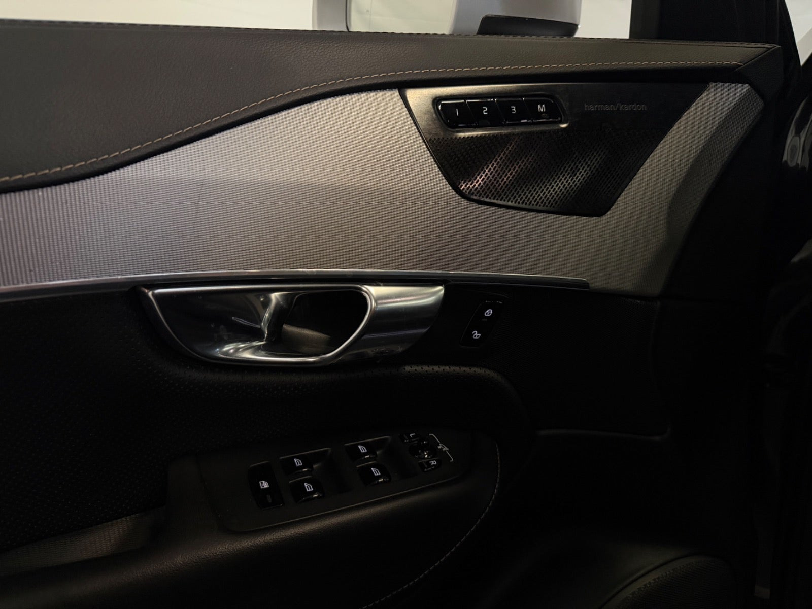 Grå Volvo XC90 fra 2019