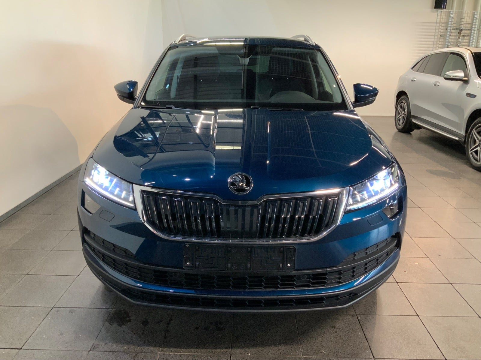 Blå Skoda Karoq fra 2021