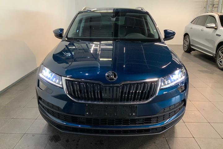 Blå Skoda Karoq fra 2021