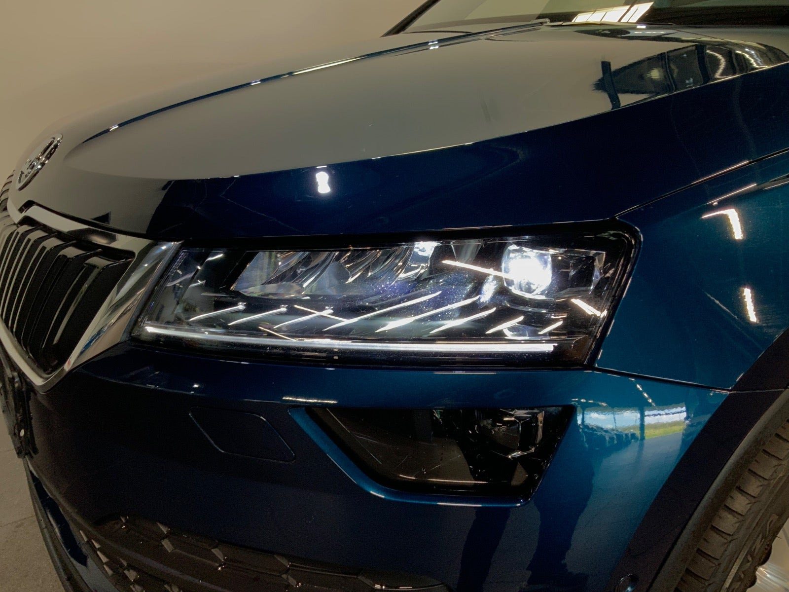 Blå Skoda Karoq fra 2021