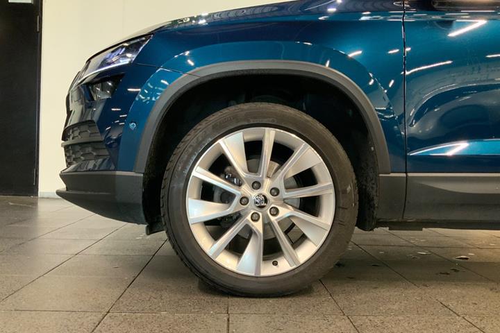 Blå Skoda Karoq fra 2021