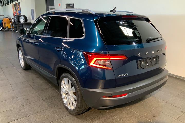 Blå Skoda Karoq fra 2021