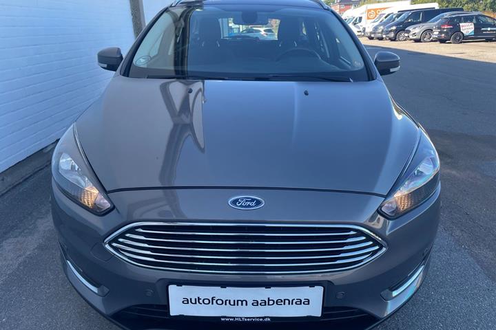 Grå Ford Focus fra 2015