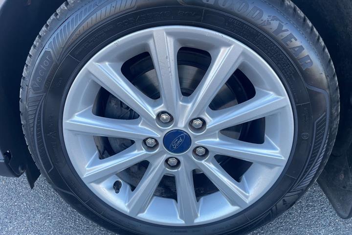 Grå Ford Focus fra 2015