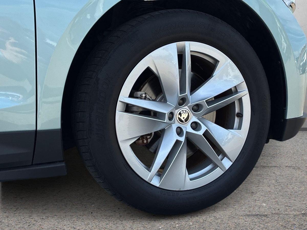 Blå Skoda Enyaq fra 2023