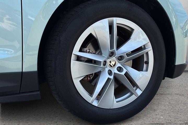 Blå Skoda Enyaq fra 2023