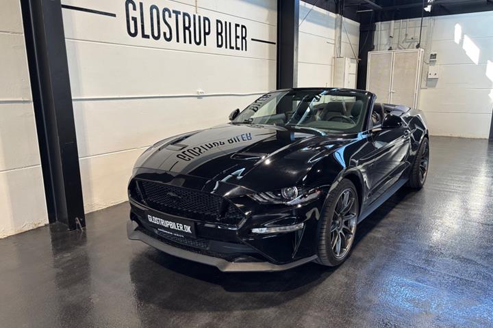 Sort Ford Mustang fra 2019