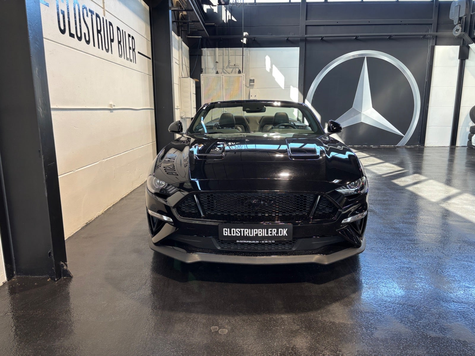 Sort Ford Mustang fra 2019