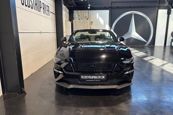 Sort Ford Mustang fra 2019