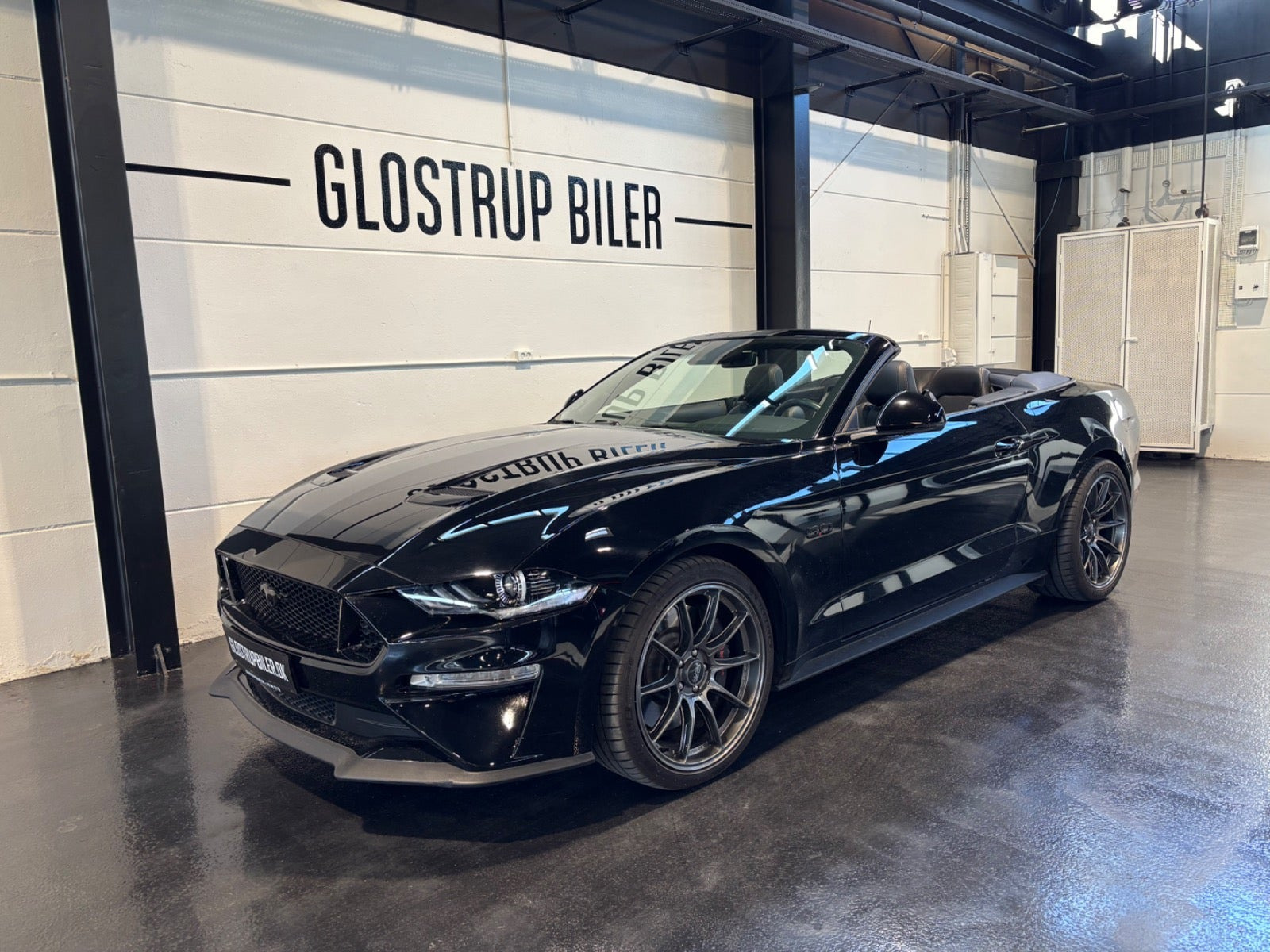 Sort Ford Mustang fra 2019