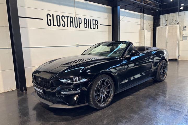 Sort Ford Mustang fra 2019