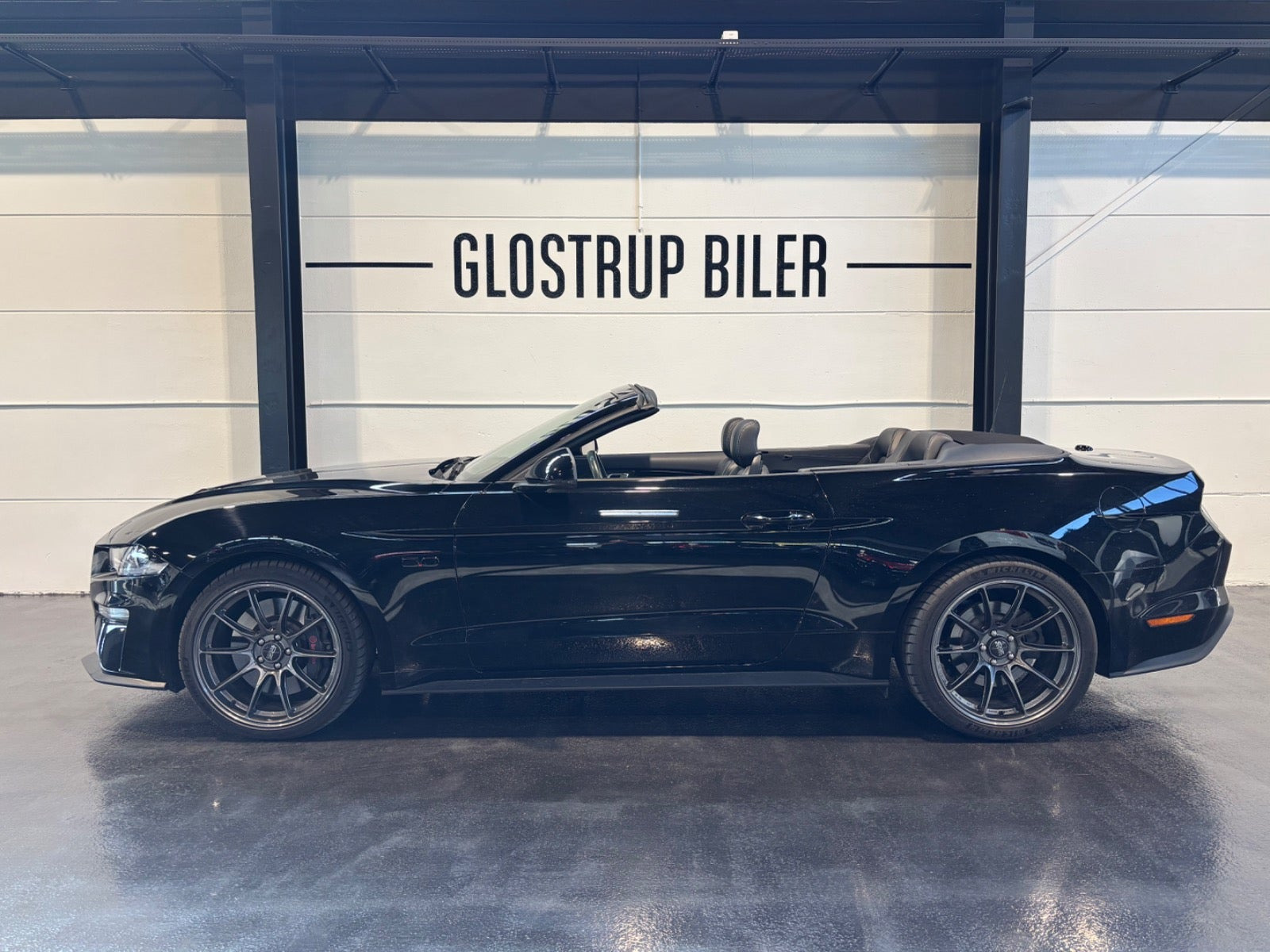 Sort Ford Mustang fra 2019