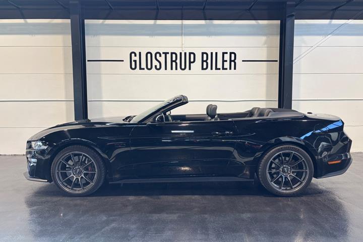 Sort Ford Mustang fra 2019
