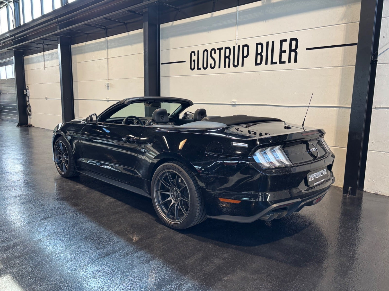 Sort Ford Mustang fra 2019