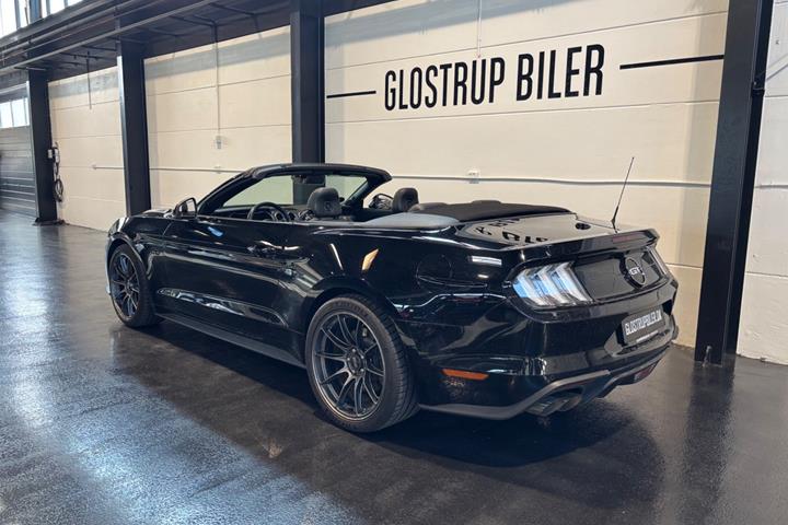 Sort Ford Mustang fra 2019