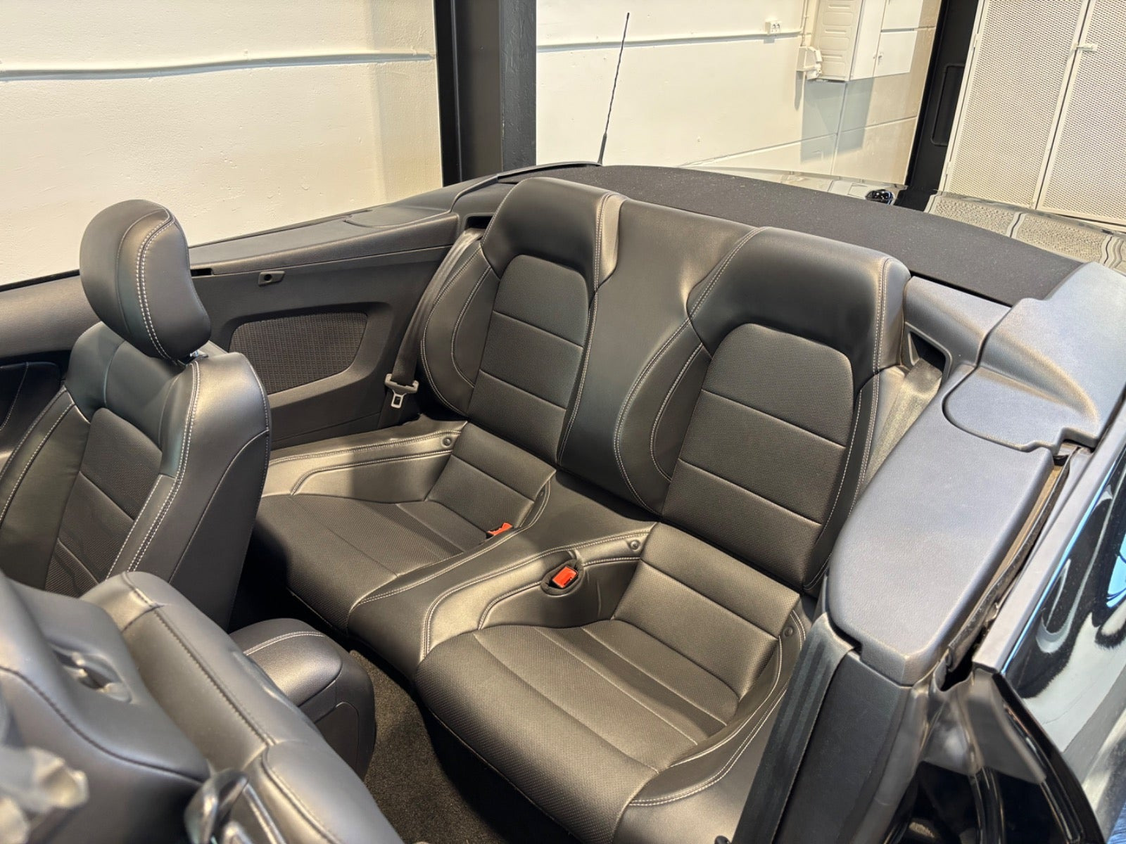 Sort Ford Mustang fra 2019