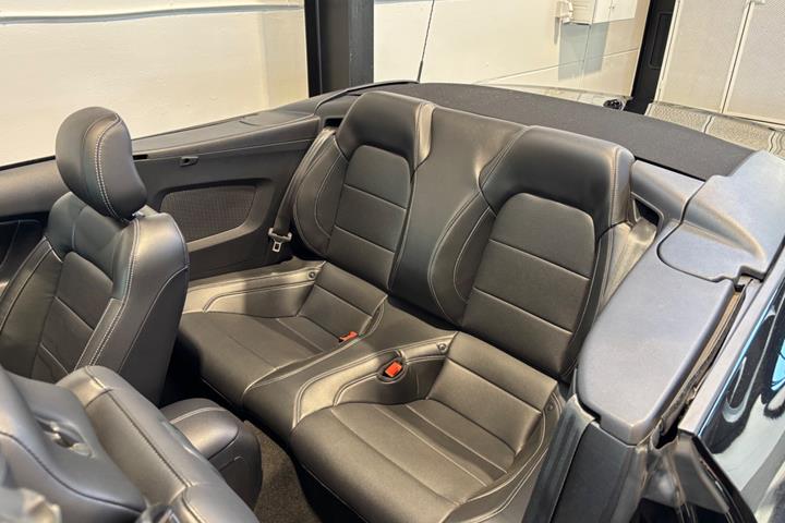 Sort Ford Mustang fra 2019