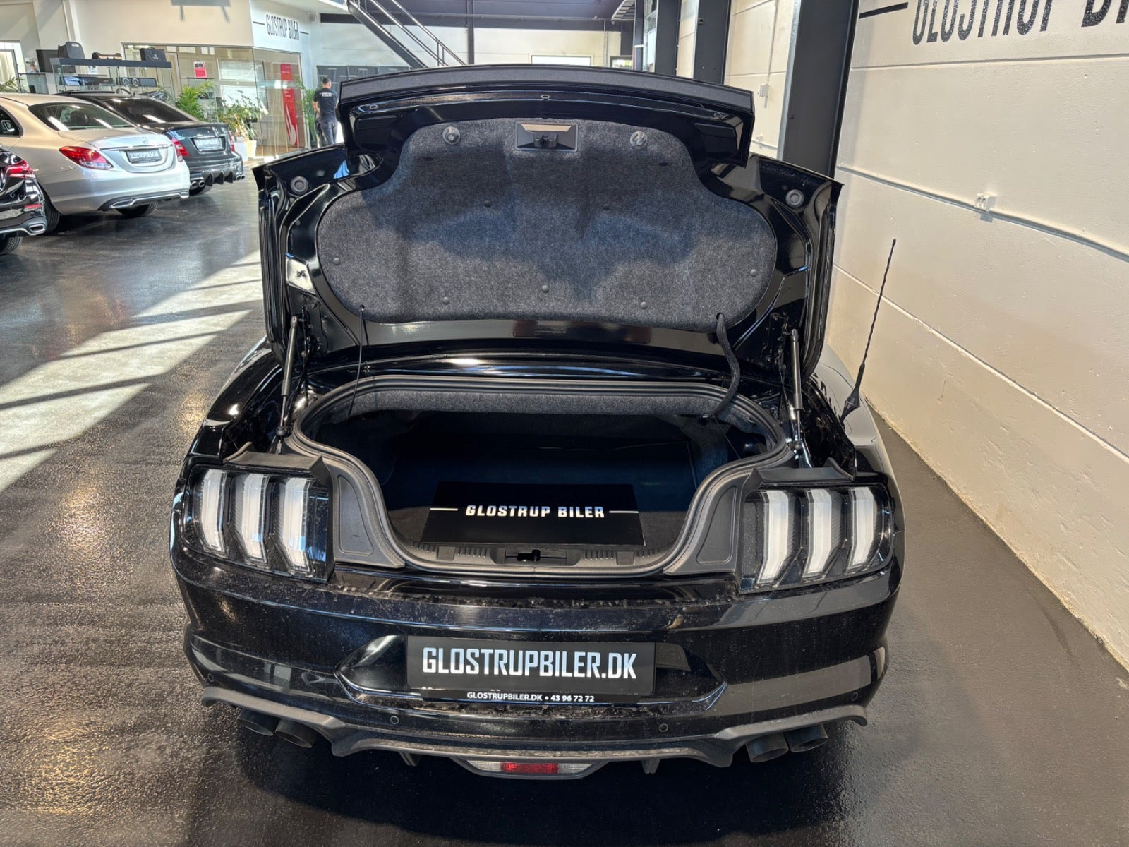 Sort Ford Mustang fra 2019