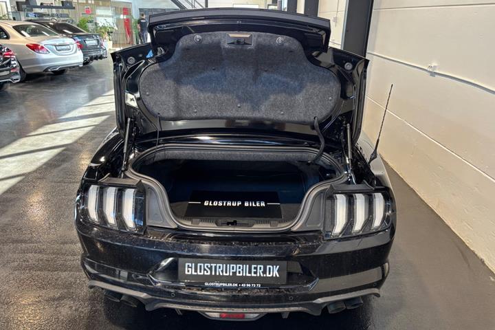 Sort Ford Mustang fra 2019