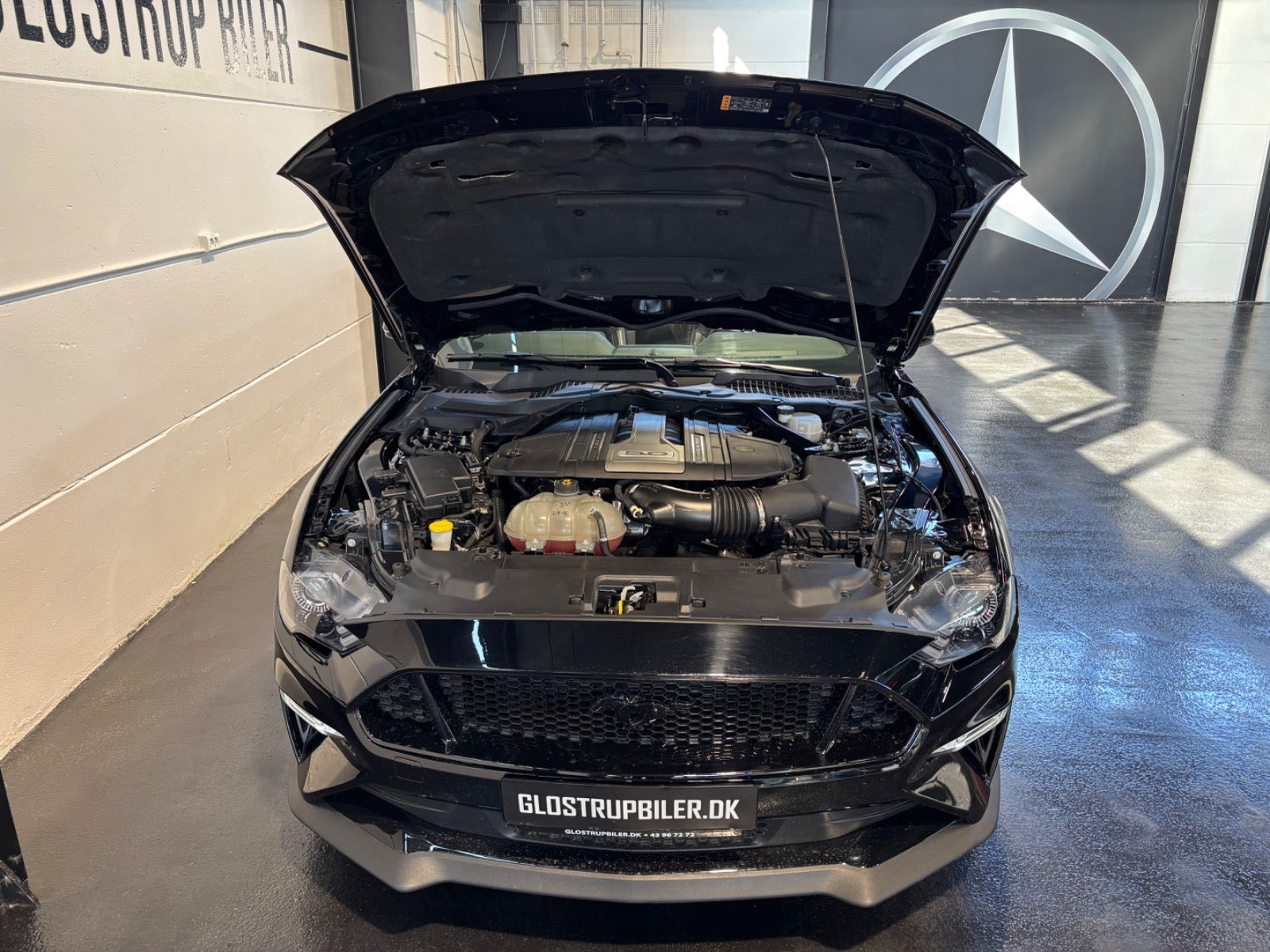 Sort Ford Mustang fra 2019