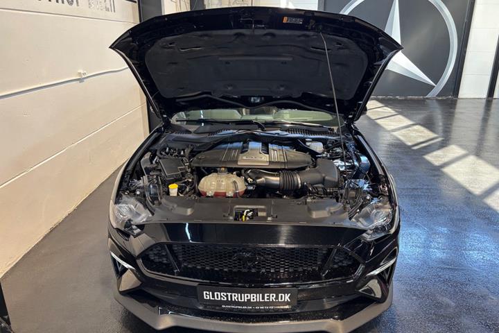 Sort Ford Mustang fra 2019