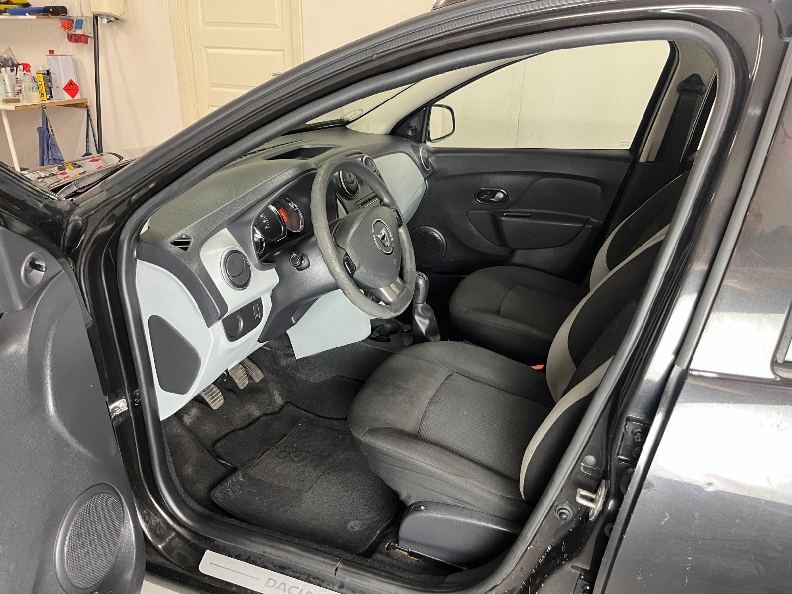 Sort Dacia Logan fra 2014