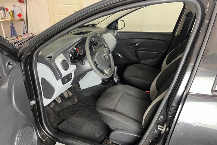 Sort Dacia Logan fra 2014